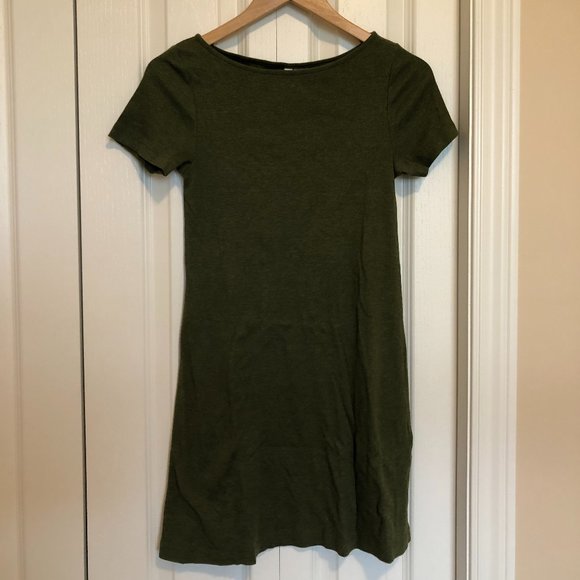 Simple Green Dress - Picture 3 of 3